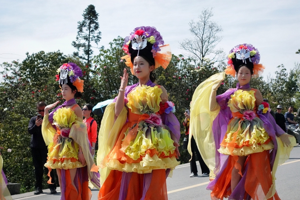 贵州毕节百里杜鹃迎盛花期 邀您共赴春日“地球彩带”之约_fororder_景区内的花仙巡游 (2)